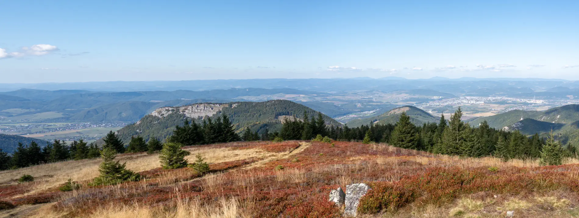 Z vrchu Skalka sa otvorí výhľad na mesto Žilina na pravej strane. V strede stolový vrch Kozol a smerom doprava vrch Čipčie.