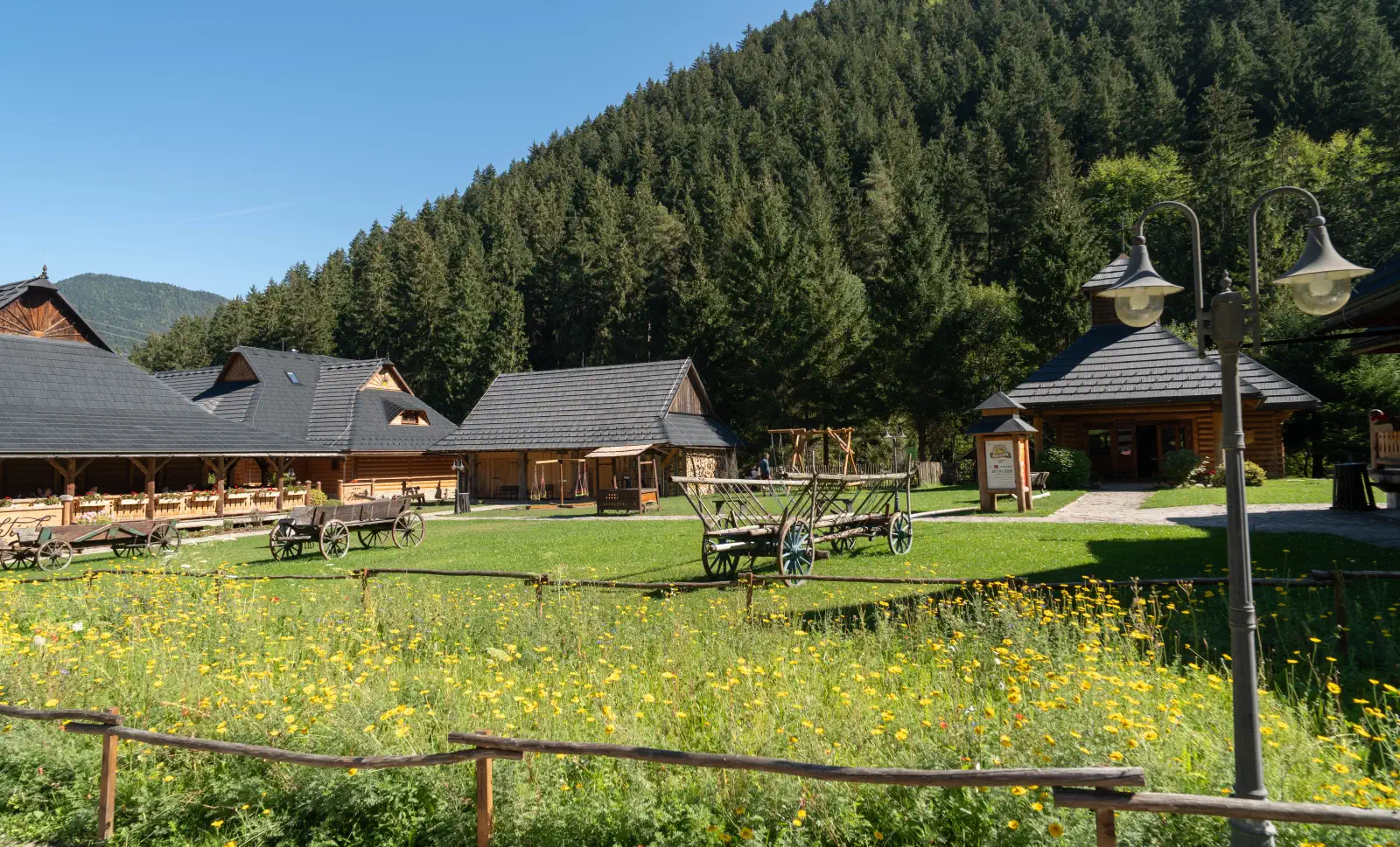 Komplex von Blockhütten am Anfang des Čutkovská-Tals Komplex von Blockhütten am Anfang des Čutkovská-Tals