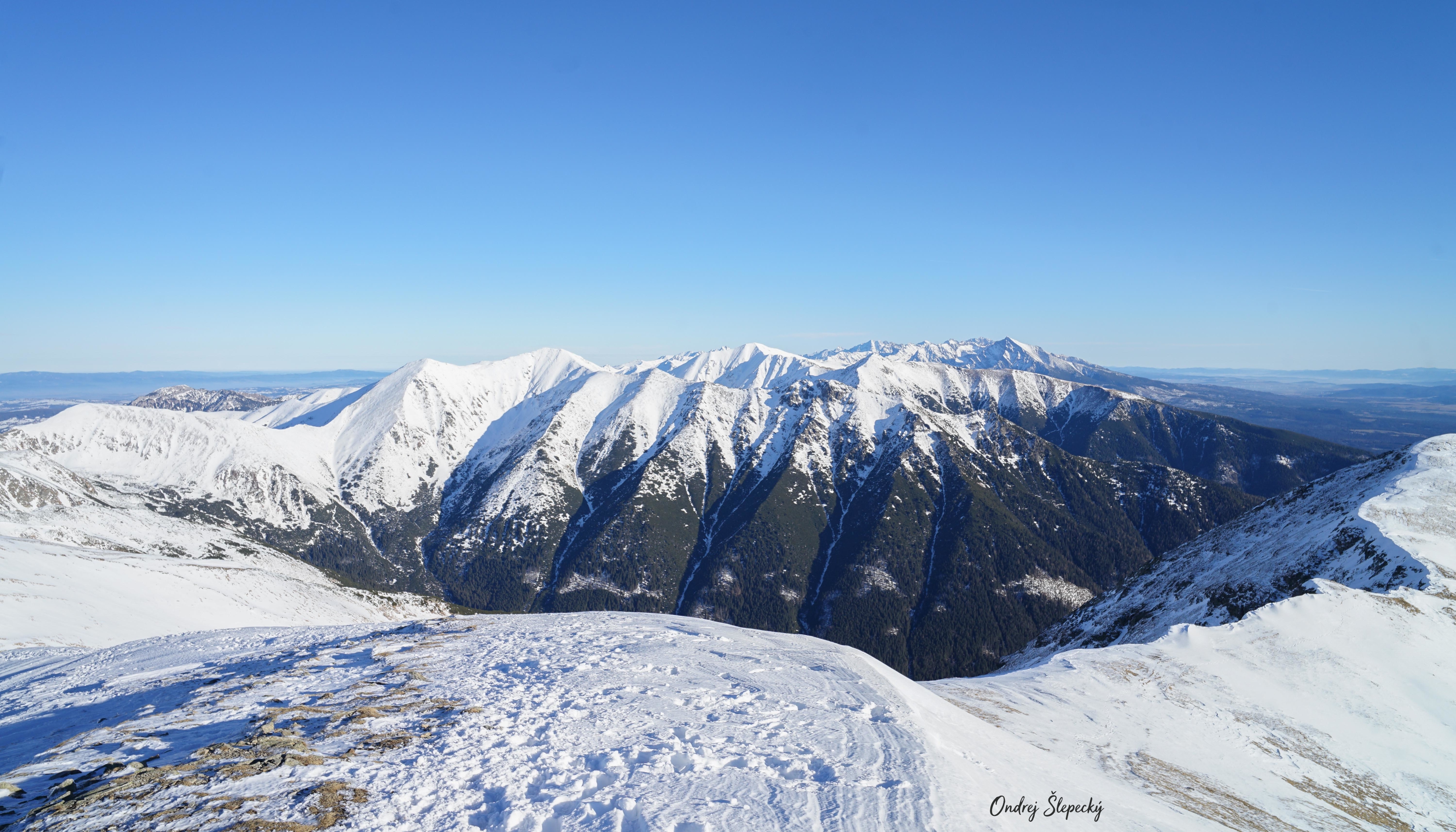výhľad z vrchu Baranec (2 185 m n. m.) v Západných Tatrách