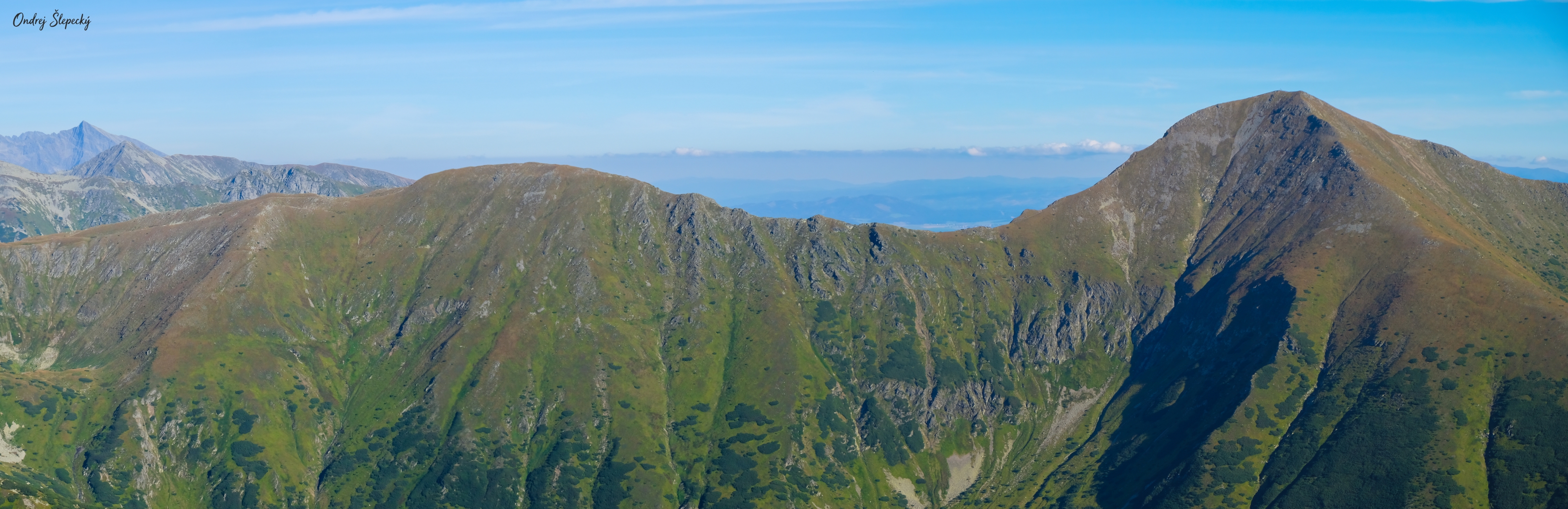 Dominantný vrchol vpravo: Bystrá (2 248 m n. m.) – najvyšší vrch celých Západných Tatier.